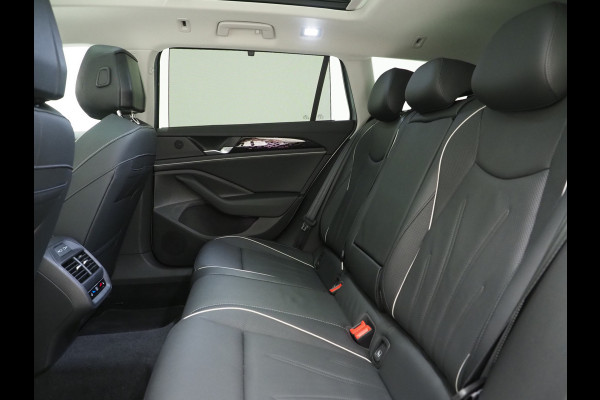 Volkswagen Passat Variant 1.5 eHybrid Elegance | Panoramadak | Leder | Trekhaak | HUD | Massage | 360 | Sfeerlicht | Keyless | Carplay