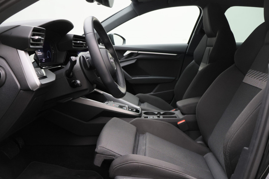 Audi A3 Sportback 30 TFSI Attitude Virtual Cockpit, Sportstoelen, Apple Carplay, LED, Climate, PDC