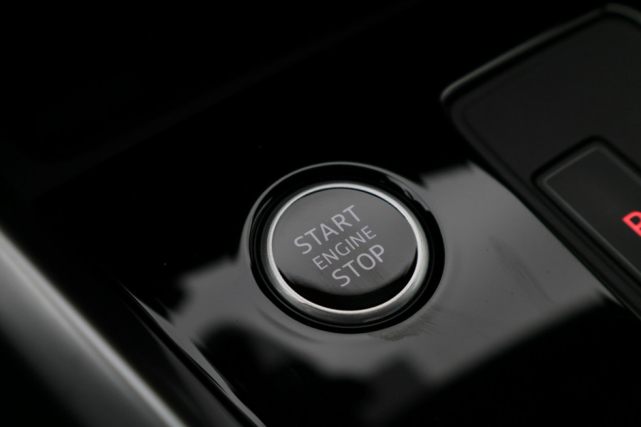 Audi A3 Sportback 30 TFSI Attitude Virtual Cockpit, Sportstoelen, Apple Carplay, LED, Climate, PDC