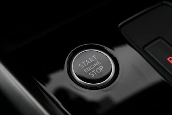 Audi A3 Sportback 30 TFSI Attitude Virtual Cockpit, Sportstoelen, Apple Carplay, LED, Climate, PDC