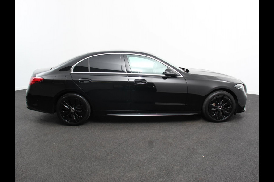Mercedes-Benz C-Klasse 300e AMG Line sedan Automaat | Climate control | Adaptieve cruise control | Parkeersensoren | Achteruitrijcamera | Sfeerverlichting | Stoelverwarming | Keyless | LED | Navigatie