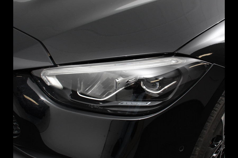 Mercedes-Benz C-Klasse 300e AMG Line sedan Automaat | Climate control | Adaptieve cruise control | Parkeersensoren | Achteruitrijcamera | Sfeerverlichting | Stoelverwarming | Keyless | LED | Navigatie