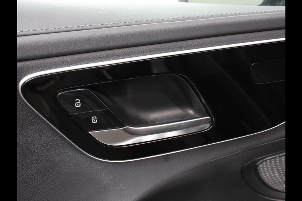 Mercedes-Benz C-Klasse 300e AMG Line sedan Automaat | Climate control | Adaptieve cruise control | Parkeersensoren | Achteruitrijcamera | Sfeerverlichting | Stoelverwarming | Keyless | LED | Navigatie