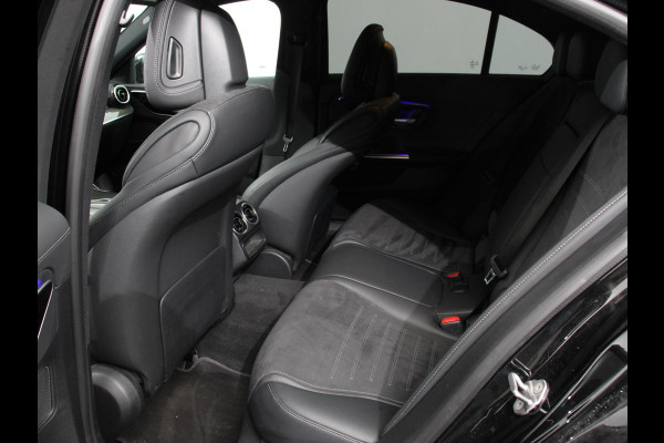 Mercedes-Benz C-Klasse 300e AMG Line sedan Automaat | Climate control | Adaptieve cruise control | Parkeersensoren | Achteruitrijcamera | Sfeerverlichting | Stoelverwarming | Keyless | LED | Navigatie