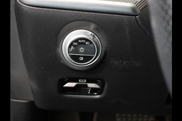 Mercedes-Benz C-Klasse 300e AMG Line sedan Automaat | Climate control | Adaptieve cruise control | Parkeersensoren | Achteruitrijcamera | Sfeerverlichting | Stoelverwarming | Keyless | LED | Navigatie