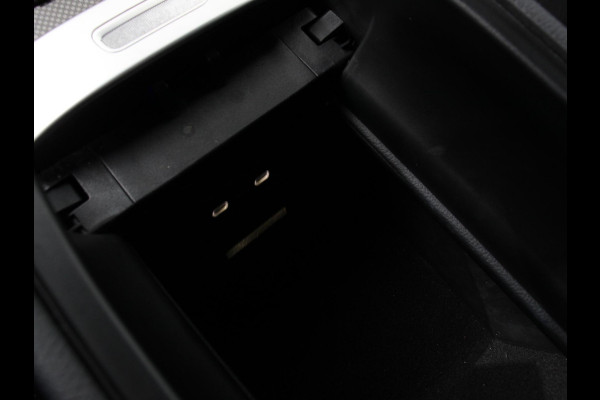 Mercedes-Benz C-Klasse 300e AMG Line sedan Automaat | Climate control | Adaptieve cruise control | Parkeersensoren | Achteruitrijcamera | Sfeerverlichting | Stoelverwarming | Keyless | LED | Navigatie