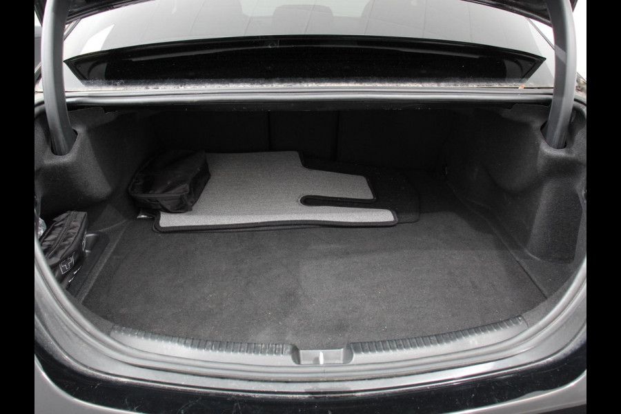 Mercedes-Benz C-Klasse 300e AMG Line sedan Automaat | Climate control | Adaptieve cruise control | Parkeersensoren | Achteruitrijcamera | Sfeerverlichting | Stoelverwarming | Keyless | LED | Navigatie