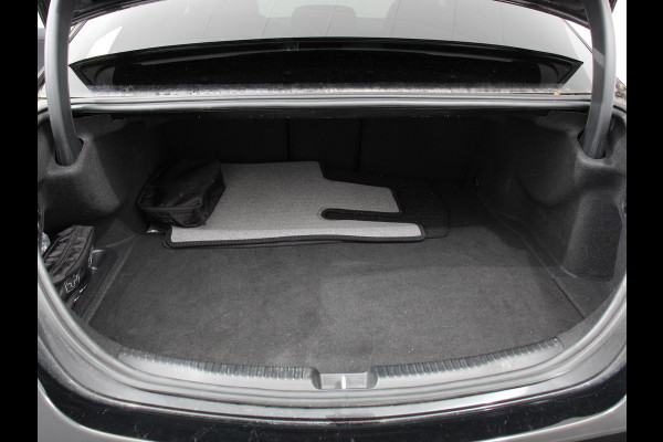 Mercedes-Benz C-Klasse 300e AMG Line sedan Automaat | Climate control | Adaptieve cruise control | Parkeersensoren | Achteruitrijcamera | Sfeerverlichting | Stoelverwarming | Keyless | LED | Navigatie
