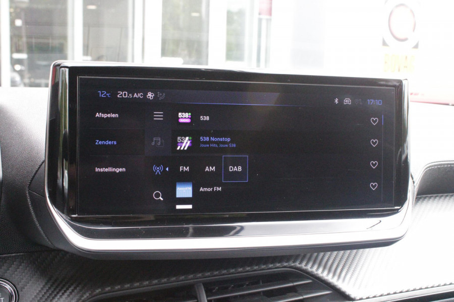 Peugeot 2008 1.2 Hybrid 145PK AUTOMAAT GT | ELEKTRISCH BEDIENBARE BESTUURDERSSTOEL | NAVIGATIE | FULL LED KOPLAMPEN | DRAADLOZE APPLE CARPLAY/ANDROID AUTO | ADAPTIVE CRUISE CONTROL | CAMERA VOOR + ACHTER | CLIMATE CONTROL | LICHTMETALEN VELGEN 17" | KEYLESS ENTRY/START | DAB+ RADIO | ALCANTARA/LEDEREN BEKLEDING  | DODEHOEK DETECTIE | PARKEERSENSOREN VOOR + ACHTER | STOEL VERWARMING | DRAADLOZE TELEFOONLADER |