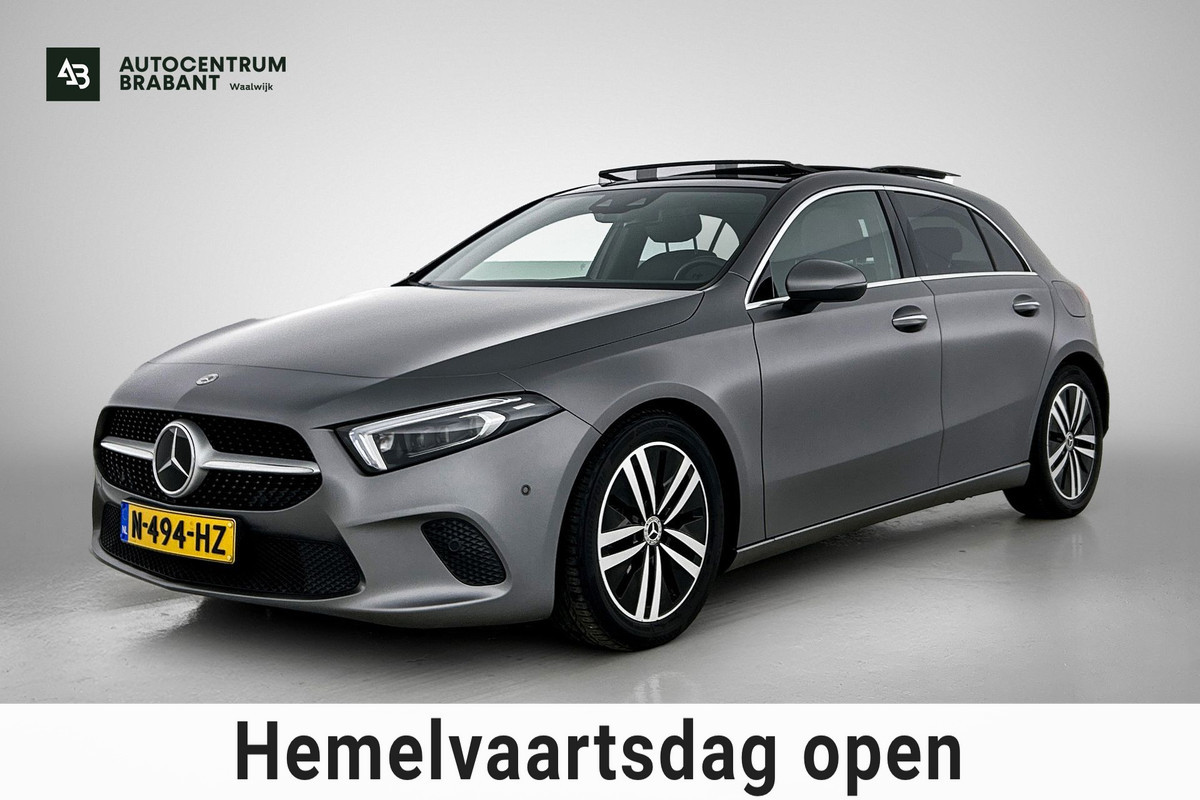 Mercedes-Benz A-Klasse 180 Solution Luxury (SFEERVERLICHTING, PANORAMADAK, ELEKT. STOELEN, ADAPTIVE CRUISE, CAMERA, 1e EIGENAAR)