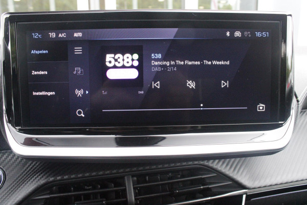 Peugeot 208 1.2 Hybrid 145PK AUTOMAAT GT | NAVIGATIE | DRAADLOZE APPLE CARPLAY/ANDROID AUTO | CAMERA VOOR + ACHTER | FULL LED KOPLAMPEN | LICHTMETALEN VELGEN 17" | DODEHOEK DETECTIE | DRAADLOZE TELEFOONLADER | KEYLESS ENTRY/START | DAB+ RADIO | ADAPTIVE CRUISE CONTROL |