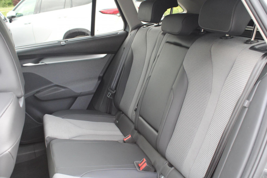 Škoda Enyaq 60 Business Edition | 29.500 km | Virtual Cockpit | Navigatie | Panorama-Dak | Stoelverwarming | Elektr. Stoelen met Geheugen