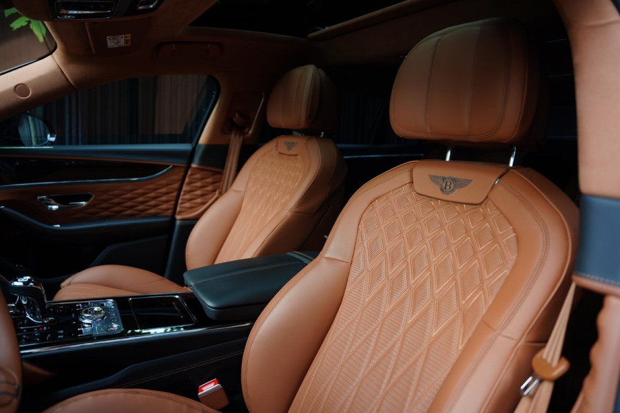 Bentley Flying Spur 2.9 V6 Hybrid Azure / Touring Pack / Panoramaroof / NAIM / Carbon