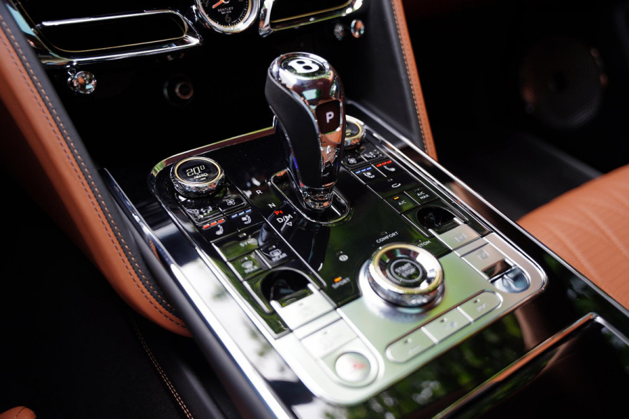 Bentley Flying Spur 2.9 V6 Hybrid Azure / Touring Pack / Panoramaroof / NAIM / Carbon