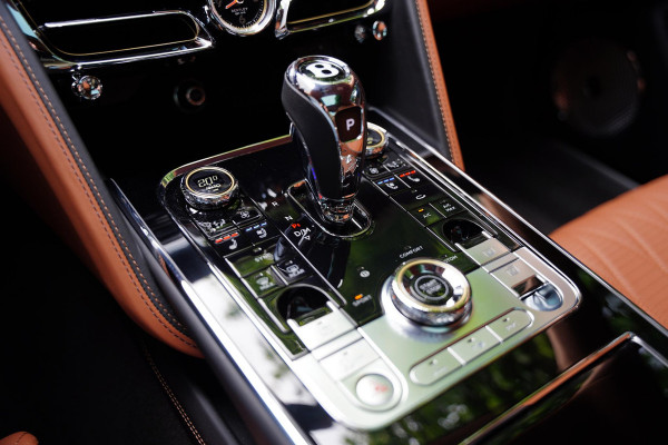 Bentley Flying Spur 2.9 V6 Hybrid Azure / Touring Pack / Panoramaroof / NAIM / Carbon