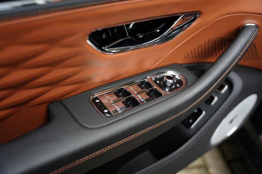 Bentley Flying Spur 2.9 V6 Hybrid Azure / Touring Pack / Panoramaroof / NAIM / Carbon