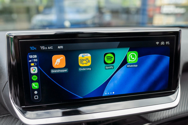 Peugeot e-2008 EV Allure Avantage 54 kWh|Prijs rijklaar incl 12 mnd garantie|Clima Cruise Carplay Privacy glass
