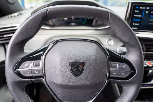 Peugeot e-2008 EV Allure Avantage 54 kWh|Prijs rijklaar incl 12 mnd garantie|Clima Cruise Carplay Privacy glass