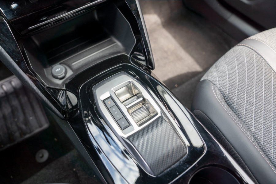 Peugeot e-2008 EV Allure Avantage 54 kWh|Prijs rijklaar incl 12 mnd garantie|Clima Cruise Carplay Privacy glass