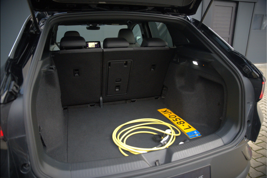 Volkswagen ID.4 First 77 kWh | Stoelverwarming | Stuurverwarming | Trekhaak | Adaptive Cruise Control | Navigatie | Apple Carplay | Keyless | Camera | Parkersensoren | SOH 93,12%