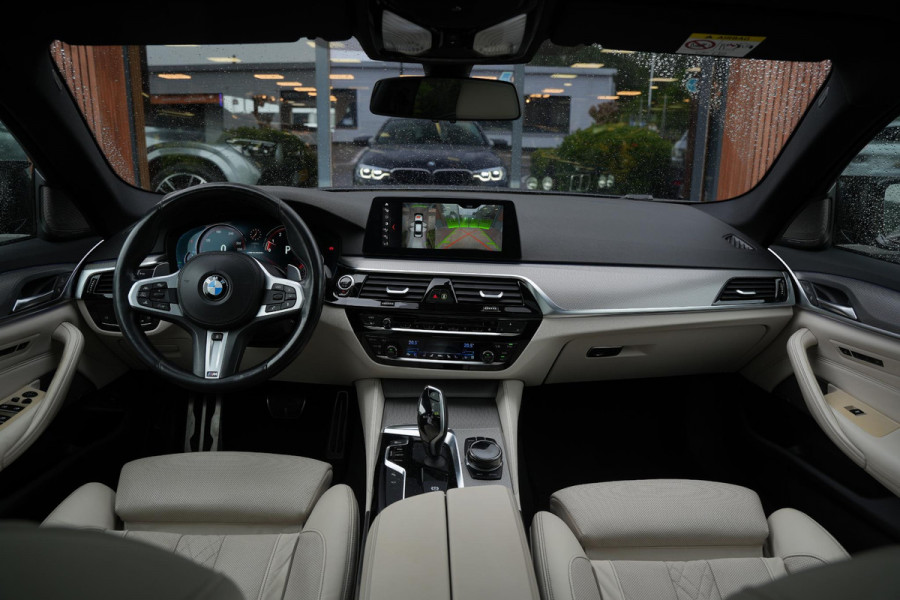 BMW 5 Serie M550i xDrive High Executive Schuifdak Adapt. Cruise Massage Harman/Kardon Stoelvent. 20''LM