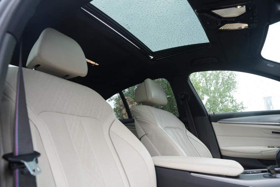 BMW 5 Serie M550i xDrive High Executive Schuifdak Adapt. Cruise Massage Harman/Kardon Stoelvent. 20''LM