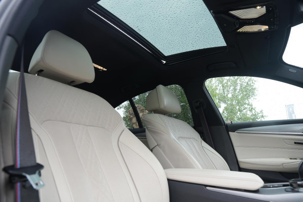 BMW 5 Serie M550i xDrive High Executive Schuifdak Adapt. Cruise Massage Harman/Kardon Stoelvent. 20''LM