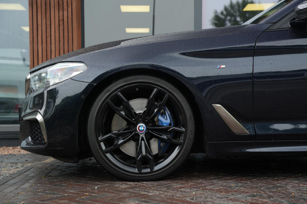 BMW 5 Serie M550i xDrive High Executive Schuifdak Adapt. Cruise Massage Harman/Kardon Stoelvent. 20''LM