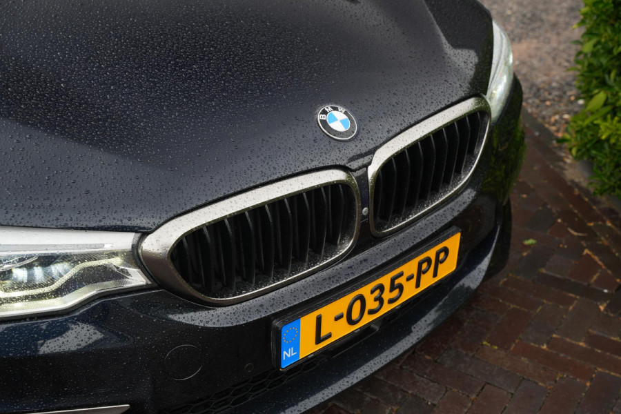 BMW 5 Serie M550i xDrive High Executive Schuifdak Adapt. Cruise Massage Harman/Kardon Stoelvent. 20''LM