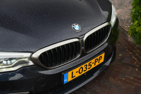 BMW 5 Serie M550i xDrive High Executive Schuifdak Adapt. Cruise Massage Harman/Kardon Stoelvent. 20''LM