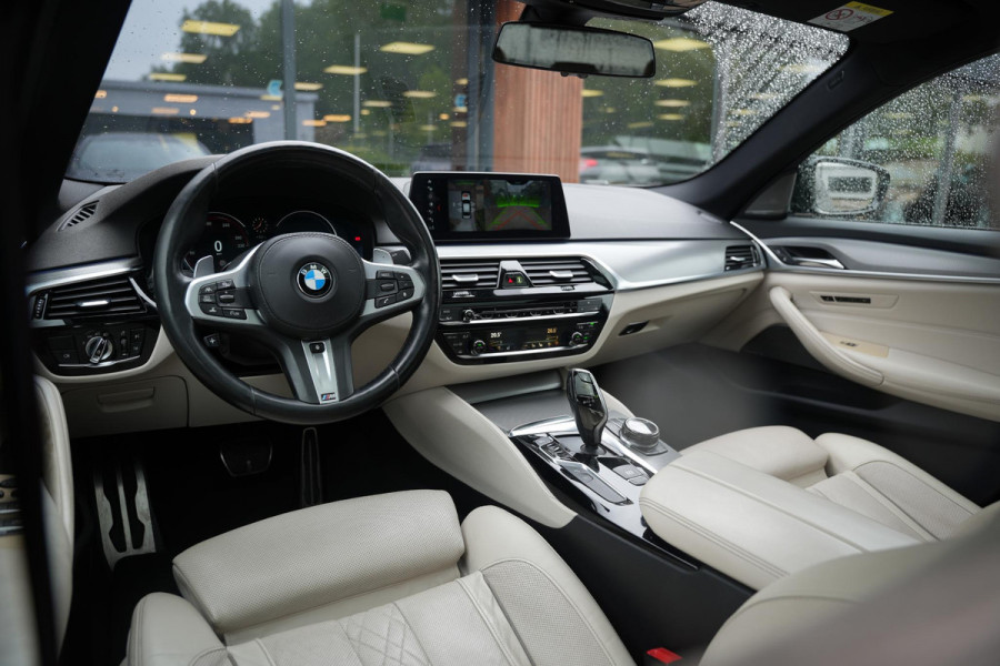 BMW 5 Serie M550i xDrive High Executive Schuifdak Adapt. Cruise Massage Harman/Kardon Stoelvent. 20''LM