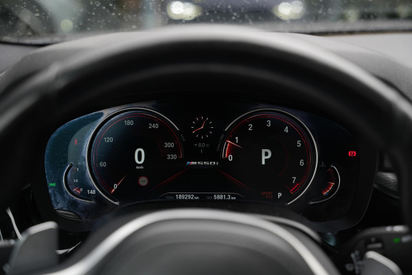 BMW 5 Serie M550i xDrive High Executive Schuifdak Adapt. Cruise Massage Harman/Kardon Stoelvent. 20''LM
