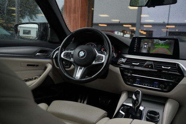 BMW 5 Serie M550i xDrive High Executive Schuifdak Adapt. Cruise Massage Harman/Kardon Stoelvent. 20''LM