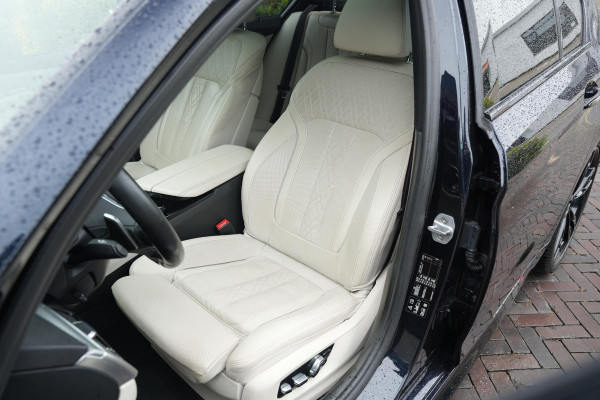 BMW 5 Serie M550i xDrive High Executive Schuifdak Adapt. Cruise Massage Harman/Kardon Stoelvent. 20''LM