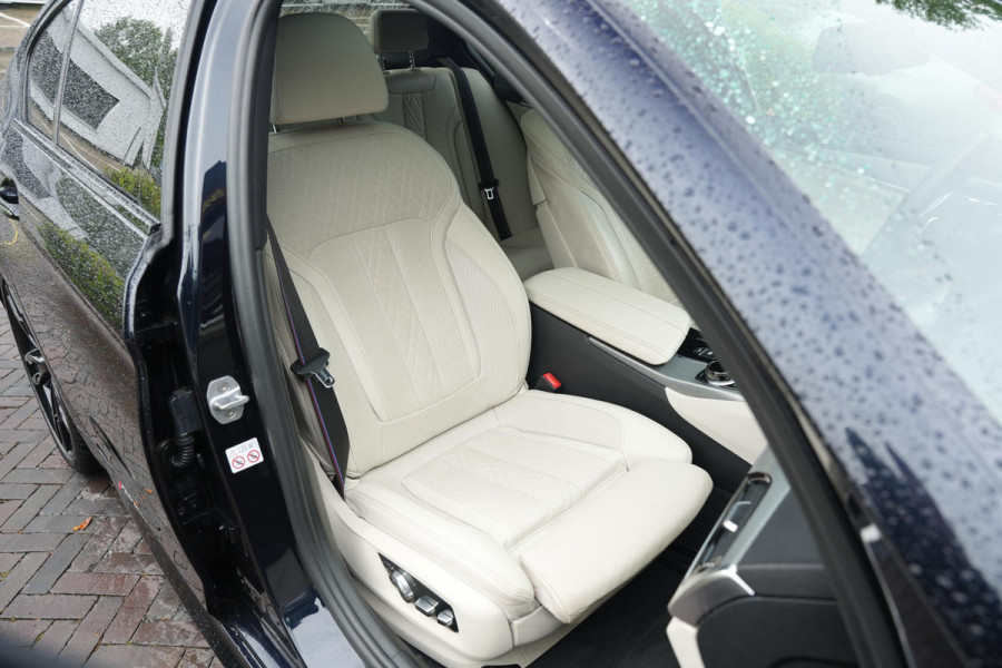 BMW 5 Serie M550i xDrive High Executive Schuifdak Adapt. Cruise Massage Harman/Kardon Stoelvent. 20''LM