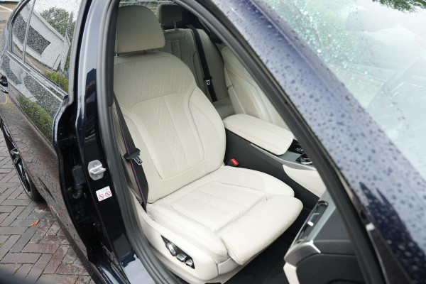 BMW 5 Serie M550i xDrive High Executive Schuifdak Adapt. Cruise Massage Harman/Kardon Stoelvent. 20''LM
