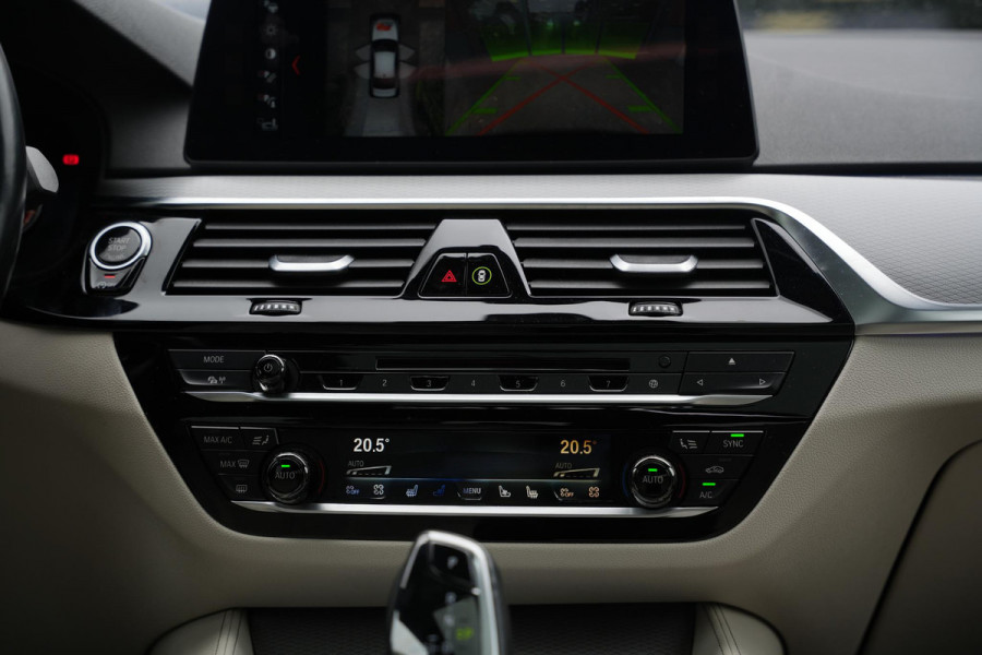BMW 5 Serie M550i xDrive High Executive Schuifdak Adapt. Cruise Massage Harman/Kardon Stoelvent. 20''LM
