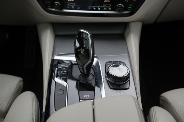BMW 5 Serie M550i xDrive High Executive Schuifdak Adapt. Cruise Massage Harman/Kardon Stoelvent. 20''LM