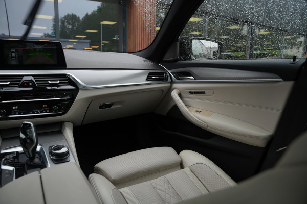 BMW 5 Serie M550i xDrive High Executive Schuifdak Adapt. Cruise Massage Harman/Kardon Stoelvent. 20''LM