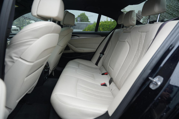 BMW 5 Serie M550i xDrive High Executive Schuifdak Adapt. Cruise Massage Harman/Kardon Stoelvent. 20''LM