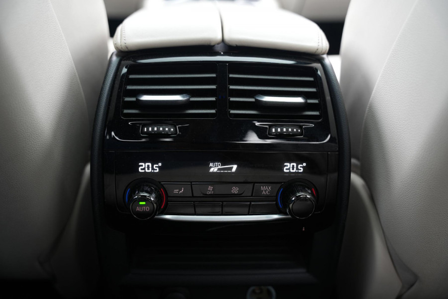 BMW 5 Serie M550i xDrive High Executive Schuifdak Adapt. Cruise Massage Harman/Kardon Stoelvent. 20''LM