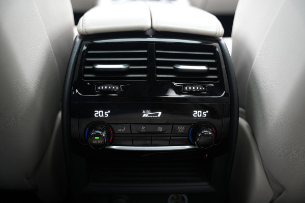 BMW 5 Serie M550i xDrive High Executive Schuifdak Adapt. Cruise Massage Harman/Kardon Stoelvent. 20''LM