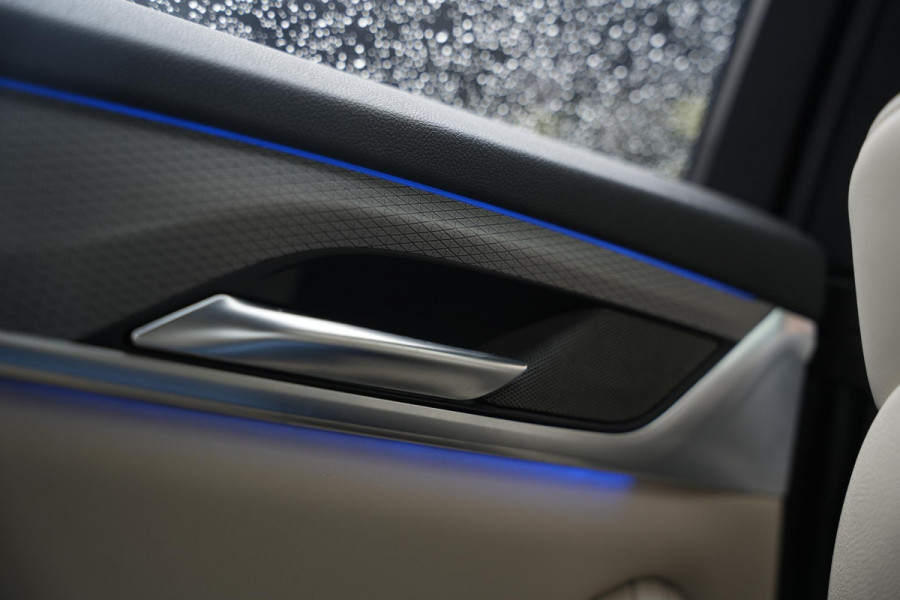 BMW 5 Serie M550i xDrive High Executive Schuifdak Adapt. Cruise Massage Harman/Kardon Stoelvent. 20''LM