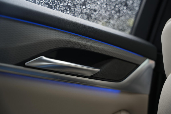 BMW 5 Serie M550i xDrive High Executive Schuifdak Adapt. Cruise Massage Harman/Kardon Stoelvent. 20''LM