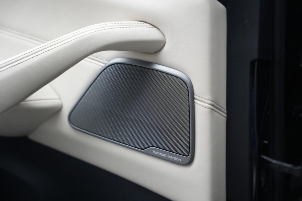 BMW 5 Serie M550i xDrive High Executive Schuifdak Adapt. Cruise Massage Harman/Kardon Stoelvent. 20''LM