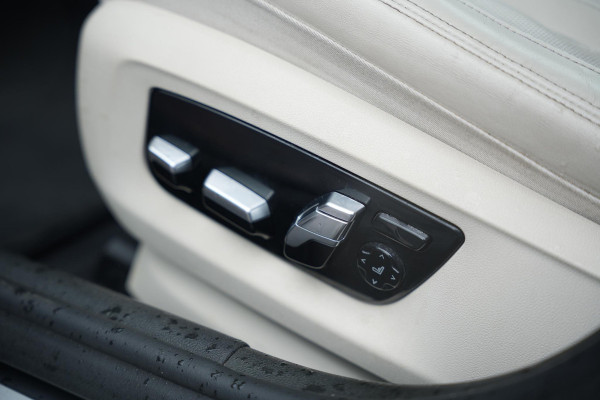 BMW 5 Serie M550i xDrive High Executive Schuifdak Adapt. Cruise Massage Harman/Kardon Stoelvent. 20''LM