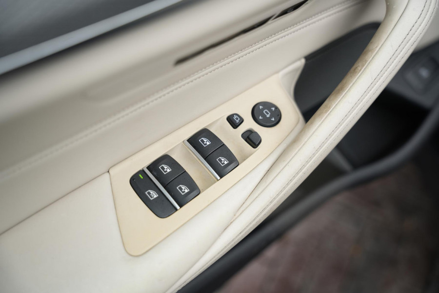 BMW 5 Serie M550i xDrive High Executive Schuifdak Adapt. Cruise Massage Harman/Kardon Stoelvent. 20''LM