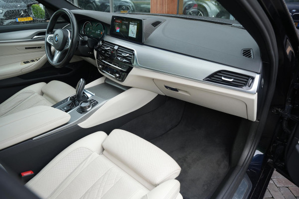 BMW 5 Serie M550i xDrive High Executive Schuifdak Adapt. Cruise Massage Harman/Kardon Stoelvent. 20''LM