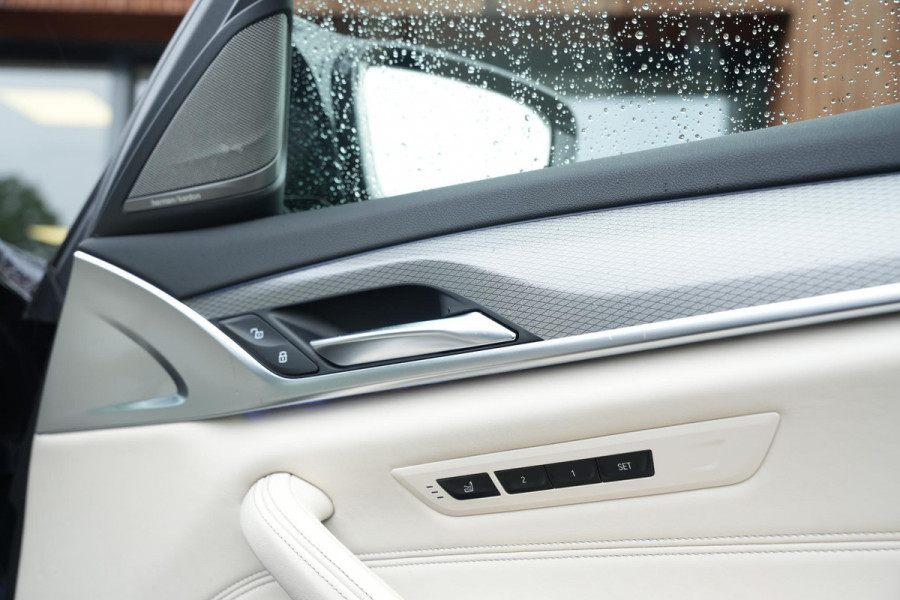 BMW 5 Serie M550i xDrive High Executive Schuifdak Adapt. Cruise Massage Harman/Kardon Stoelvent. 20''LM