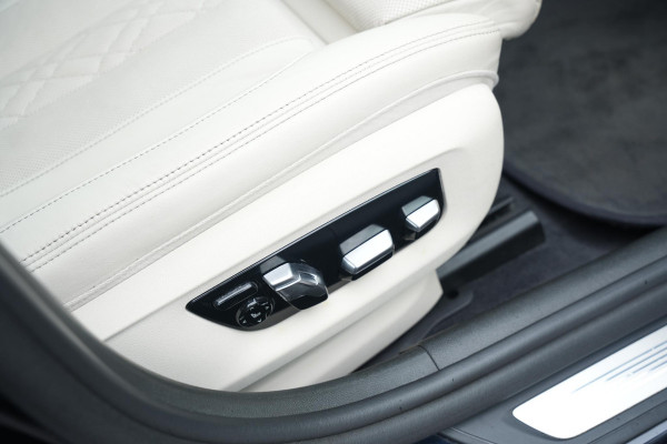 BMW 5 Serie M550i xDrive High Executive Schuifdak Adapt. Cruise Massage Harman/Kardon Stoelvent. 20''LM